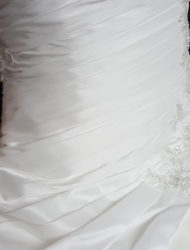 Voor langere dames: prachtige ivoorkleurige, a-symmetrische strapless bruidsjurk 951 van Benjamin Roberts