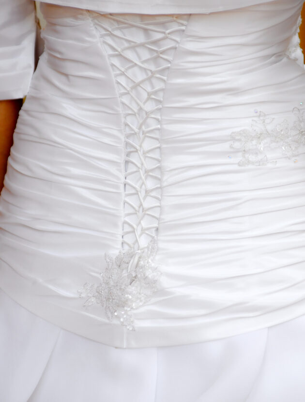 Een prachtige witte trouwjurk Amelia van EM in spaanse style, maat 38