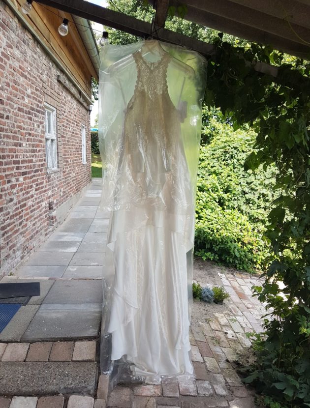 Ongedragen tweedelige jurk met kanten haltertop en opvallende rok